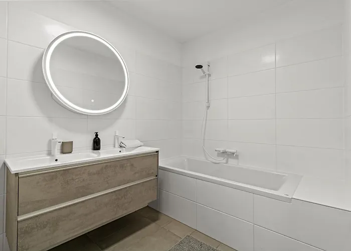 Spacious 3-br - Balcony - Onsite Parking 19,90 Per Day Appartement Wenen