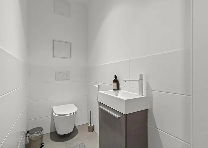 Spacious 3-br - Balcony - Onsite Parking 19,90 Per Day *